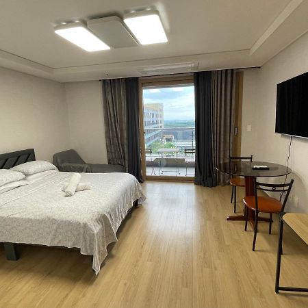 آنغلوس Spacious Luxury Condo W/ Kitchen Beside Hilton Clark D'Heights المظهر الخارجي الصورة