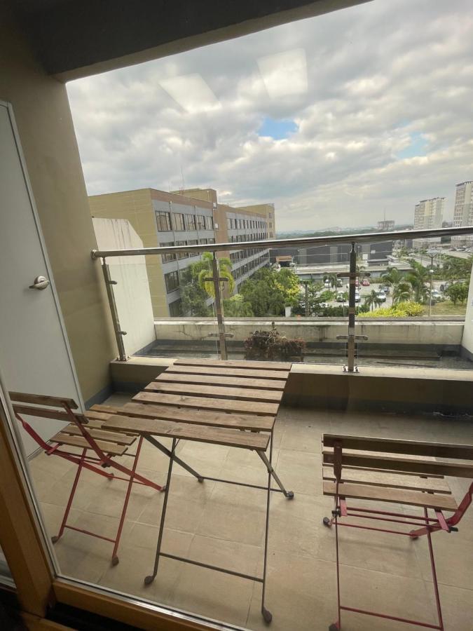 آنغلوس Spacious Luxury Condo W/ Kitchen Beside Hilton Clark D'Heights المظهر الخارجي الصورة