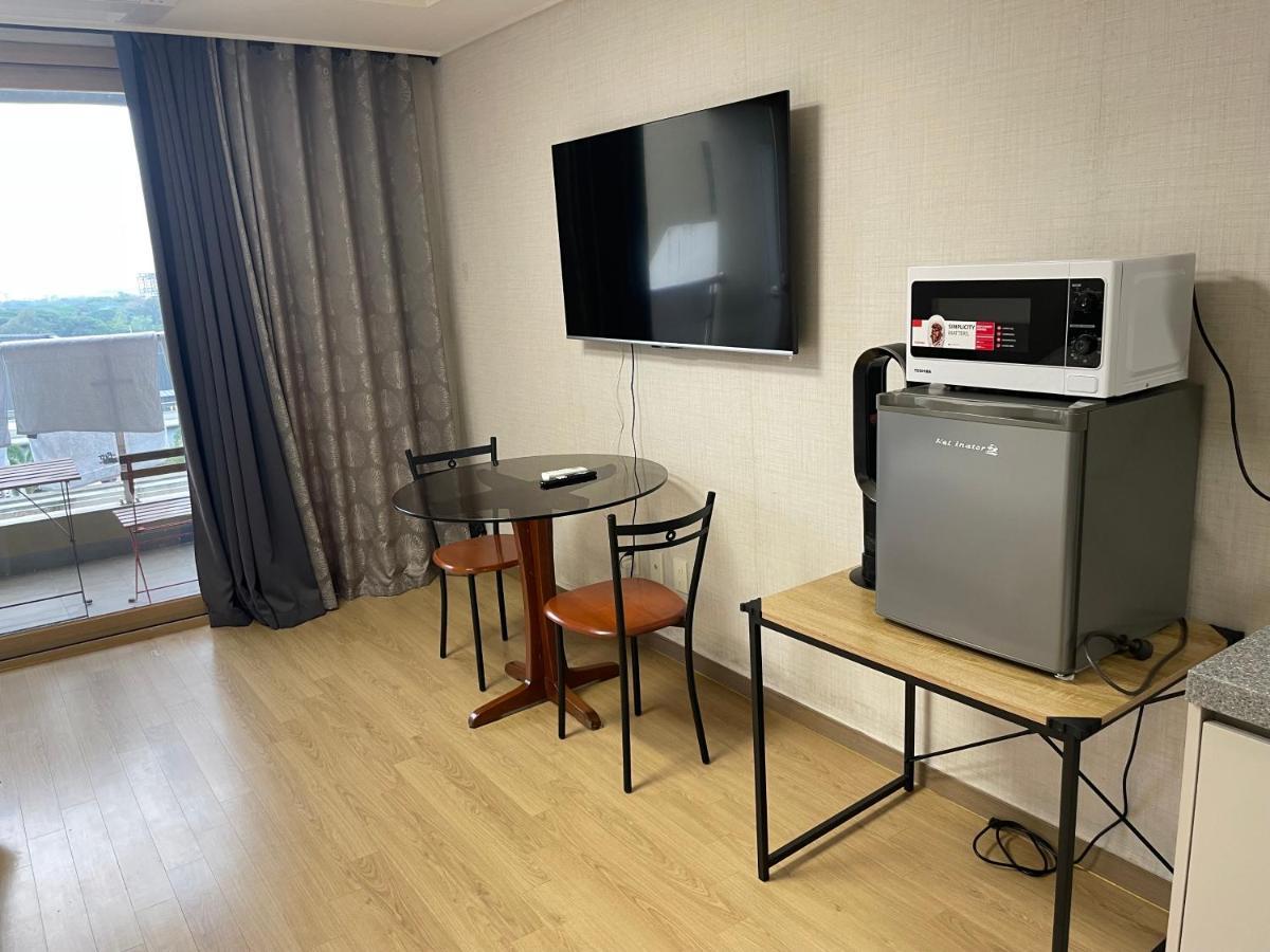 آنغلوس Spacious Luxury Condo W/ Kitchen Beside Hilton Clark D'Heights المظهر الخارجي الصورة